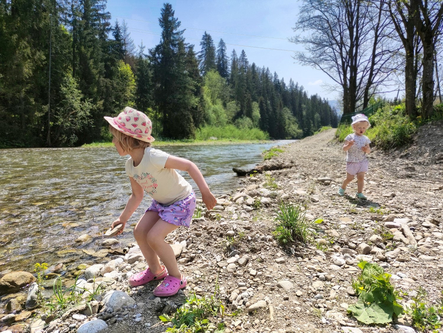 Na końcu naszej działki czeka na Ciebie potok z plażą. Miejsce ustronne, rzadko uczęszczane przez sąsiadów, idealne na spacery i zabawy z dziećmi o każdej porze roku..